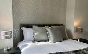Large Five Bedroom Home With Parking, Sleeps 11!